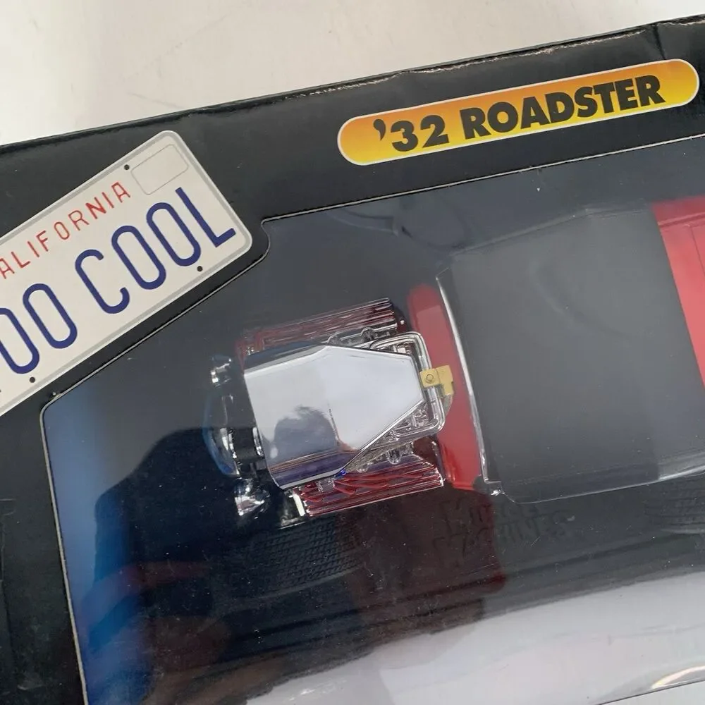 Muscle Machines '32 Roadster 1:18 Scale Diecast Car Metal Mint
